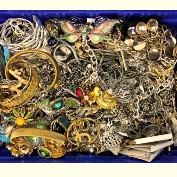 1 LB Jewelry Mystery Box | Vintage Estate Style, Gold Silver, Costume & Glam - Picture 6 of 9